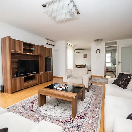 Spacious & Modern In The Centre *