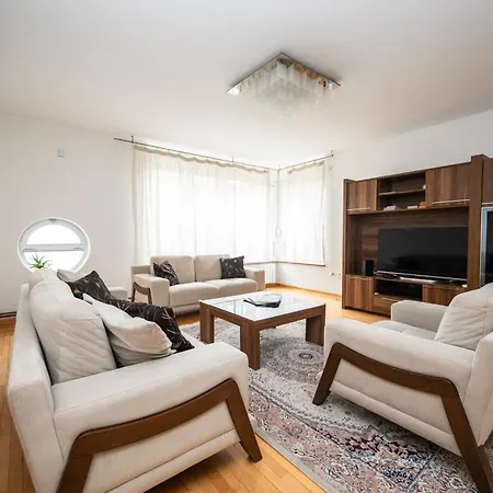 Spacious & Modern In The Centre