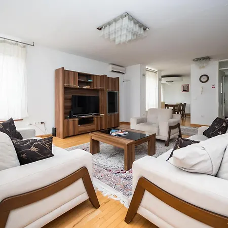 Apartment Spacious & Modern In The Centre