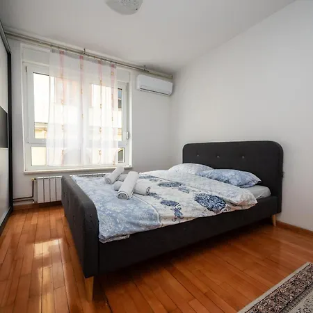 Spacious & Modern In The Centre Apartment