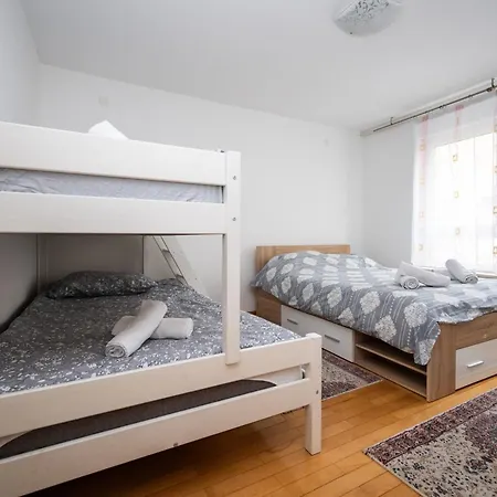 Spacious & Modern In The Centre Apartment *