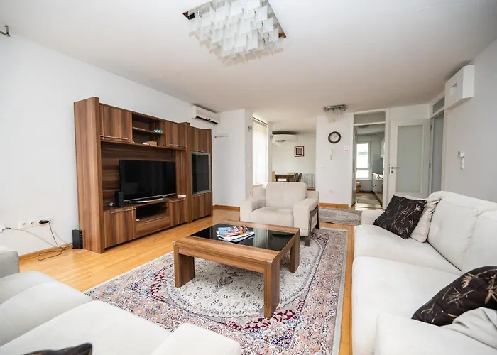 Spacious & Modern In The Centre *